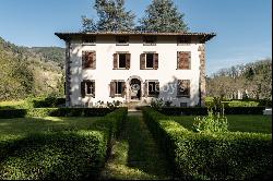 Prestigious Estate of the 16th century on the hills of Lucca