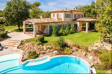 Beautiful villa for sale in the Terre Blanche Golf Course.
