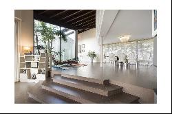 Spectacular villa of modern lines at 600 m from the beach