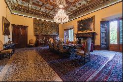 Elegant XIVth Century villa in 1 hectare park in Florence