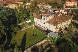 Elegant XIVth Century villa in 1 hectare park in Florence