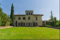 Elegant XIVth Century villa in 1 hectare park in Florence