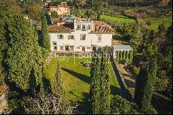 Elegant XIVth Century villa in 1 hectare park in Florence