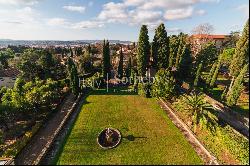 Elegant XIVth Century villa in 1 hectare park in Florence