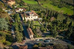 Elegant XIVth Century villa in 1 hectare park in Florence