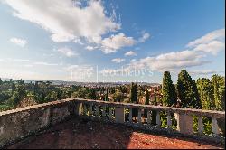 Elegant XIVth Century villa in 1 hectare park in Florence