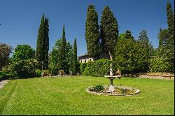 Elegant XIVth Century villa in 1 hectare park in Florence