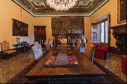 Elegant XIVth Century villa in 1 hectare park in Florence