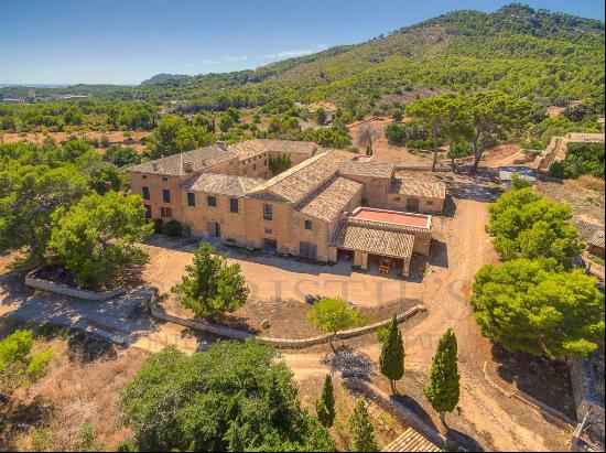 Rustic Finca in Paguera with large plot of land and a lot of potential