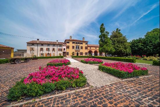 historic 1460 Villa with frescoes in Sorga, Verona