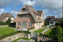 Sylt Hüs - thatched luxury in prime vacation town Wenningstedt
