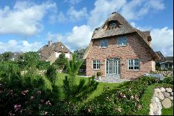 Sylt Hüs - thatched luxury in prime vacation town Wenningstedt