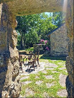 Near Quimper, manor and its dependances renovated.