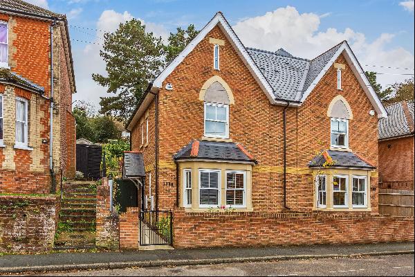 A beautiful four bedroom, three bathroom semi detached house built in 2015 to an exacting 