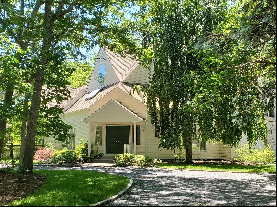 Bright Post Modern home in Quogue with heated pool, tennis, and Quogue Village Beach right