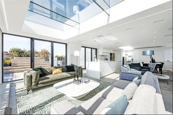 A bright four bedroom apartment for sale in Westminster SW1