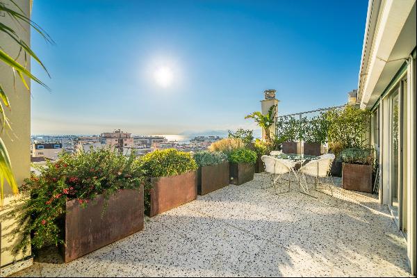 Beautifully renovated duplex penthouse for sale in Cannes with sea views and large terrace