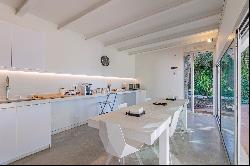 Spectacular house with large plot in the center of Pedralbes.