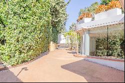 Spectacular house with large plot in the center of Pedralbes.