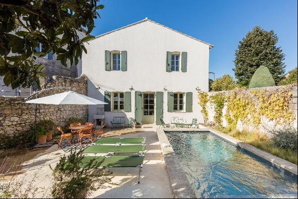 Beautiful townhouse for sale at the foot of the historic center of Saint Rémy de Provence.