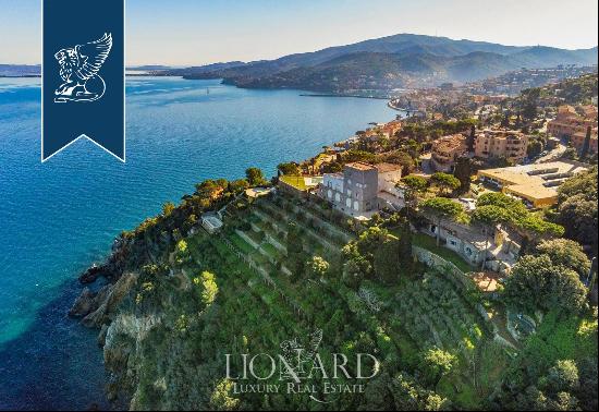 Refined estate offering extraordinary panoramic views of the Tuscan archipelago