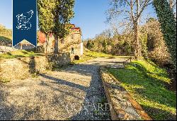 Estate for sale in a classic Tuscan style with a rustic-chic taste