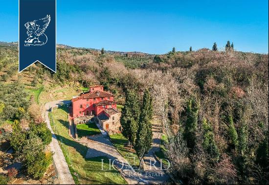 Estate for sale in a classic Tuscan style with a rustic-chic taste