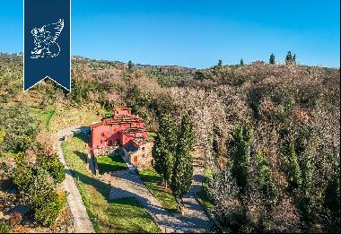 Estate for sale in a classic Tuscan style with a rustic-chic taste