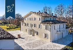 Luxurious estate with a garden for sale in Modena