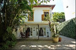 House surrounded by greenery in Gavea