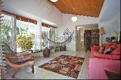 House surrounded by greenery in Gavea