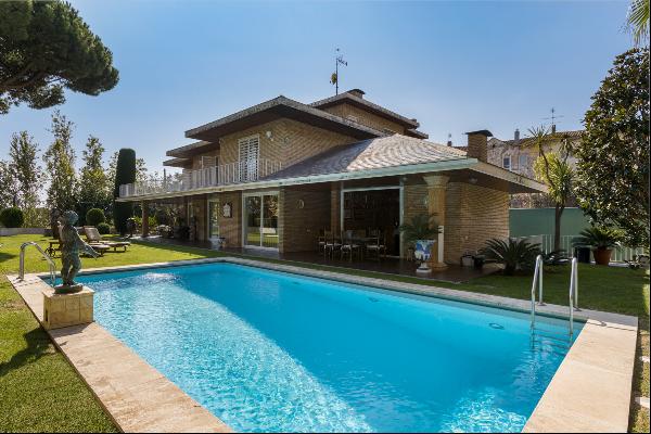 Elegant classic Villa with lots of privacy in the center of Tiana