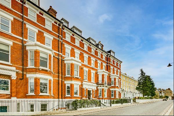 A stylish 1,300 sq ft third floor apartment, with wonderful west-facing views over Terrace