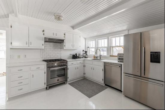 Overlooking Fort Pond Bay, this charming 3 bedroosqm bath cottage was just renovated with 