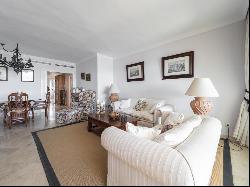 Front line beach apartment in a gated complex walking distance P, Marbella 29660