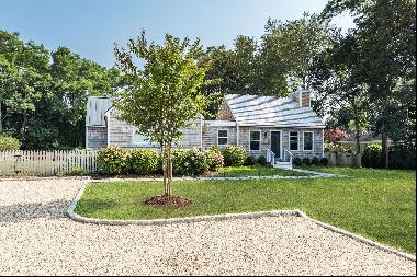 Spend your summer in this Bridgehampton prime location. Tucked down a long driveway this t
