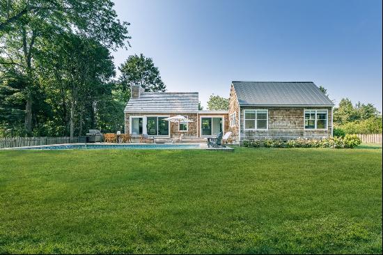 Spend your summer in this Bridgehampton prime location. Tucked down a long driveway this t