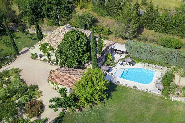 A superb stone farmhouse for sale near L’Isle sur la Sorgue in the Vaucluse, on an approx 