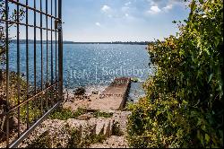 Property with direct access to the sea overlooking Ortigia