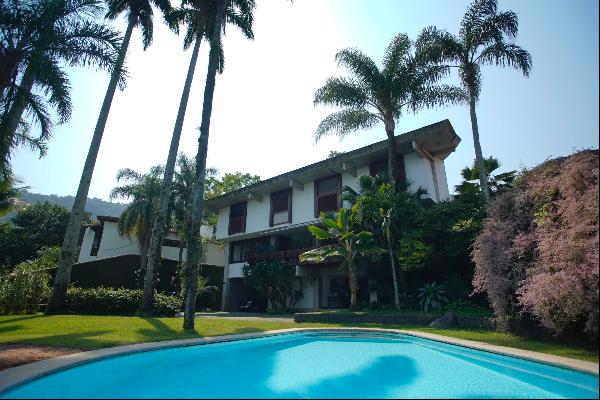 House with sea view in noble condominium