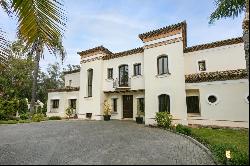 Elegant frontline golf villa in La Cerquilla, Nueva Andalucía, Marbella 29660