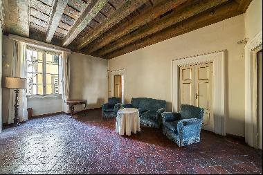 3 bedroom apartment with private garden and terrace in the historic center of Lucca