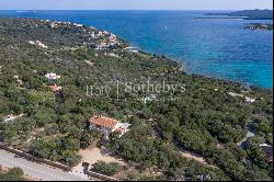 Villa in private estate of almost 4 hectares with sea access