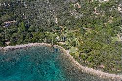 Villa in private estate of almost 4 hectares with sea access