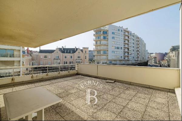 BIARRITZ,  GRANDE PLAGE, APARTMENT WITH A BALCONY AND A VAST TERRACE