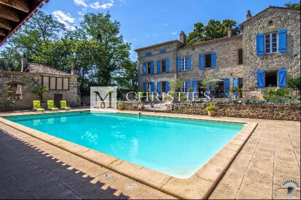 For sale, striking & expansive Chateau with 4 gites and swimming pools near Eymet