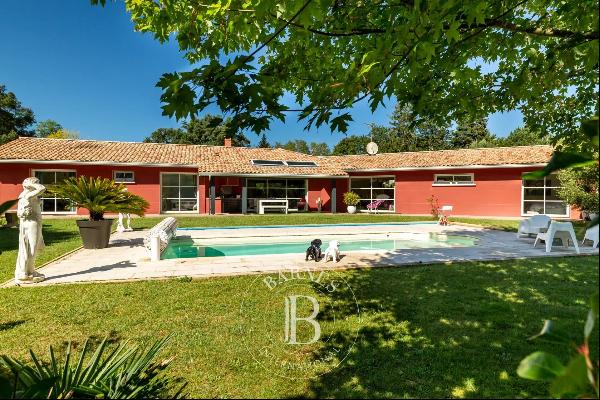 ANGRESSE, BEAUTIFUL 230 M² HOUSE WITH SWIMMING POOL