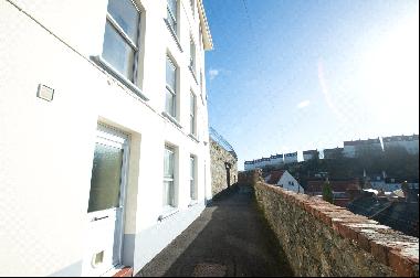 Flat 2 The Highlands, Burnt Lane, St Peter Port, GY1 1HL