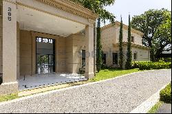 Neoclassical and imposing house in Terras de São José