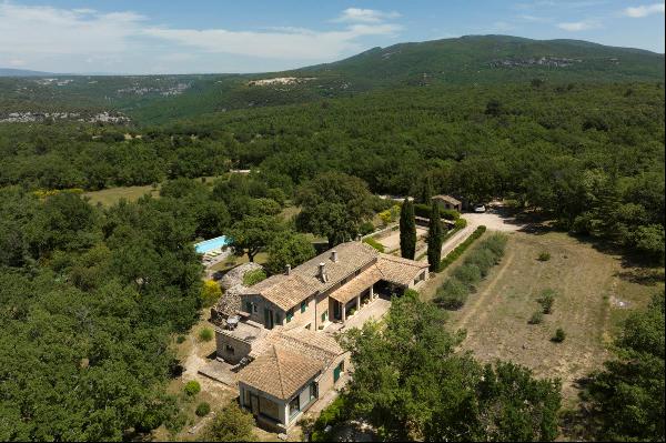 A country farmhouse with garage, swimming pool and land for sale in the Luberon